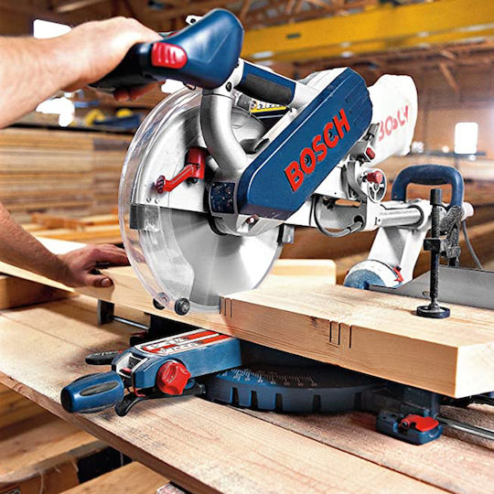 Bosch GCM 12 SD Miter Säge Schiebe mit Leistung 1800W, Sägeblattdurchmesser 305mm & Schnittgeschwindigkeit 4000Umdrehungen pro Minute