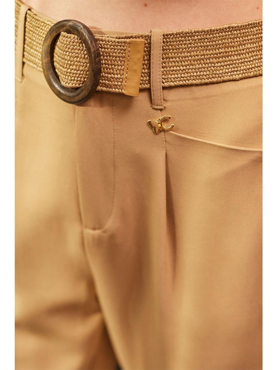 Beige pants with pleats