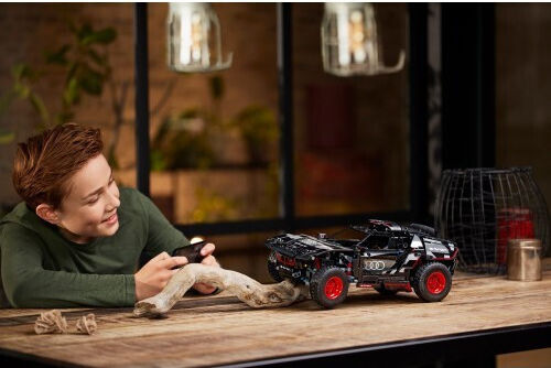 LEGO Technic Audi RS Q e-tron Pentru 10+ Ani 914 Bucăți