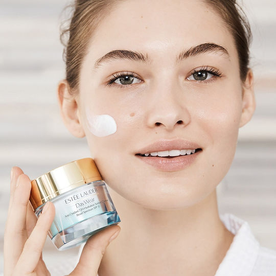 Estee Lauder DayWear 72ωρο Gel Προσώπου Ημέρας με SPF15 για Ενυδάτωση, Αντιγήρανση & Ατέλειες με Βιταμίνη C 50ml