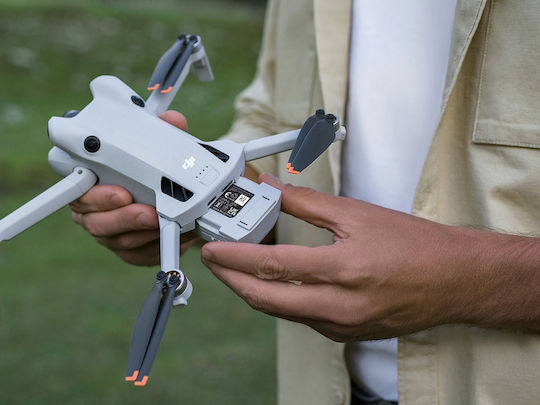 DJI Mini 4 Pro Drone Standard 5.8 GHz with Camera 4K 60fps and Controller
