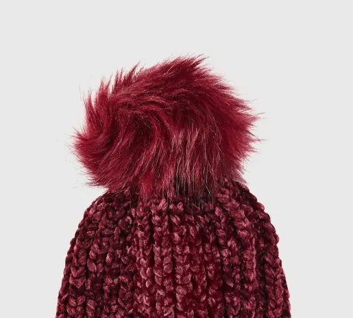 Pom Pom Beanie Beanie Knitted in Burgundy color
