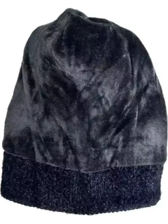 Pom Pom Beanie Beanie with Rib Knit in Black color