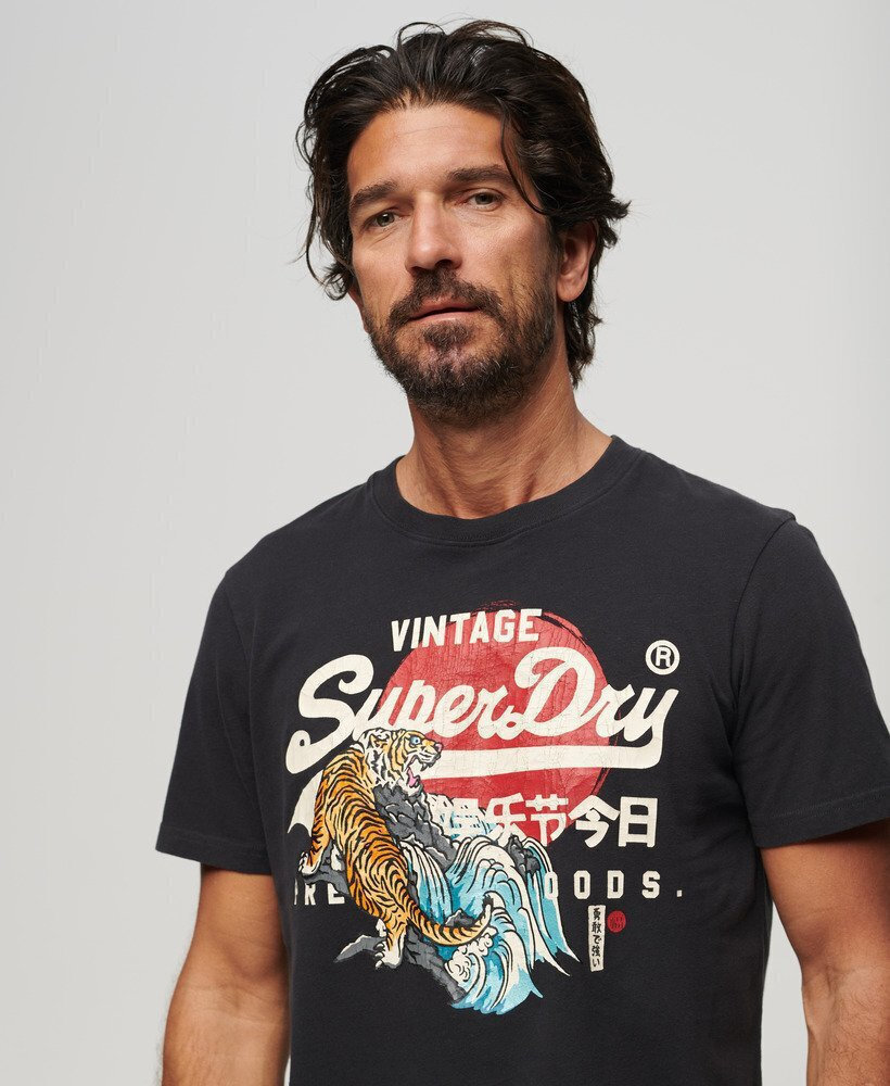 Superdry★メタリック ロゴ☆コットン☆Tシャツ Superdry GRAPHIC T-shirt Bison Black M1011897A-AWF | Skroutz.mt