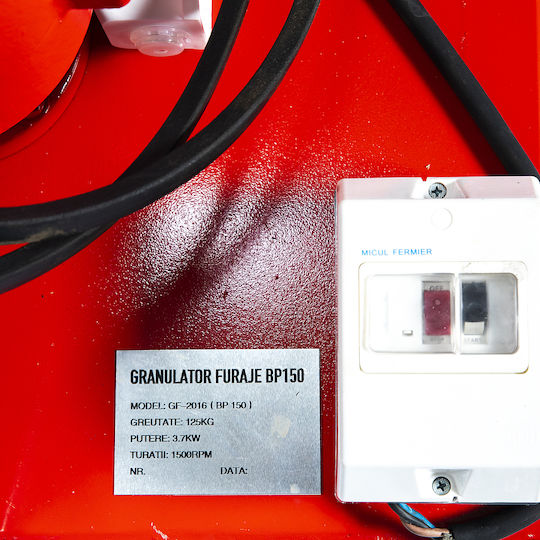 Moară de Măcinat Furaje cu Putere Motor 3700W și Producție de Măcinare 150 kg/h