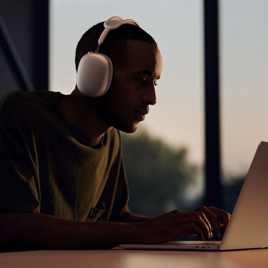 Apple AirPods Max Lightning Wireless / Wired Over Ear Headphones with 20 hours of Operation Silver