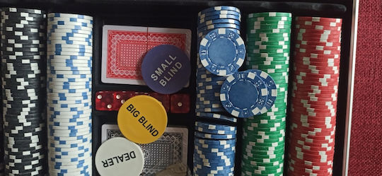 Set 300 Fise de Poker in Valiza cu 2 Pachete de Carti