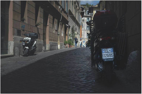 Πίνακας Motorcycles In A Cobbled Alley Μοτοσικλέτες Πλακόστρωτο Σοκάκι 150x100