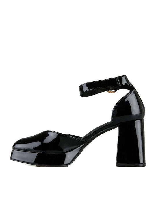 Schwarze Lack-Plateaupumps mit Riemen