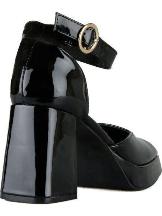 Schwarze Lack-Plateaupumps mit Riemen
