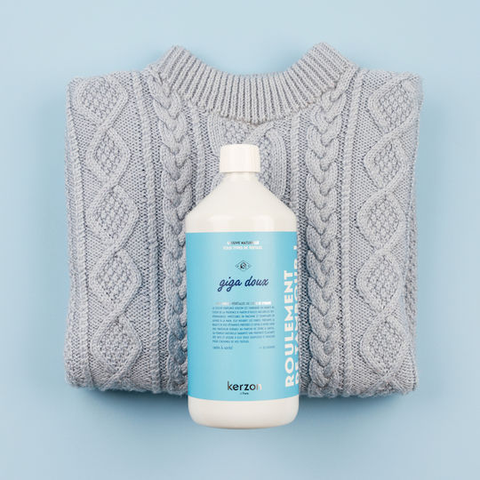 Kerzon Giga Doux Lichid Detergent pentru Sensibil & Culori Haine 1lt (30 Cupe de măsurare)