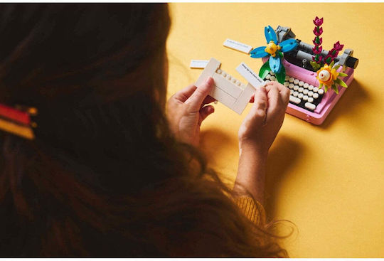 LEGO Creator 3-in-1 Typewriter with Flowers για 8+ Ετών 363τμχ