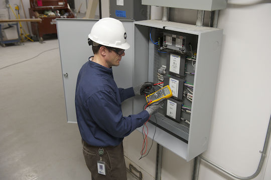 Fluke 179 Multimetru digital RMS real cu Măsurare AC / DC / Rezistență / Capacitate / Temperatură