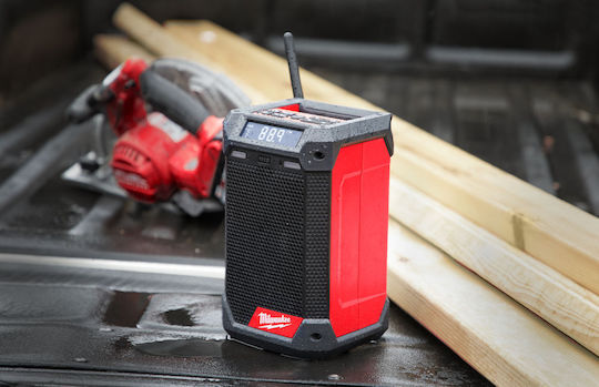 Milwaukee M12 Rcdab+ DAB+ mit Bluetooth und USB Rot
