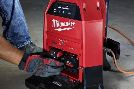 Milwaukee Battery Jobsite Light LED IP54 Dual Function with Brightness up to 9000lm M18ONESLDP-0