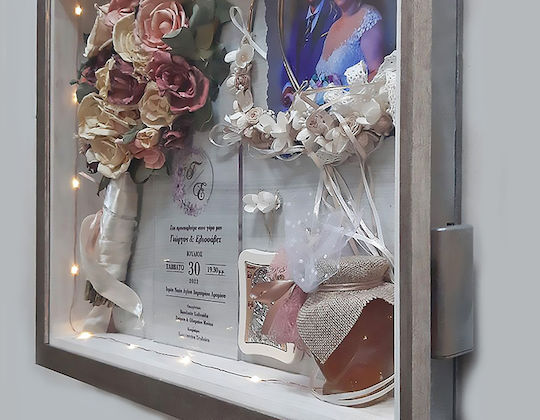 Στεφανοθήκη Τοίχου Κορνίζα Ορθογώνια Ξύλινη Φωτιζόμενη- Αναμνηστική με Ασημί Πλακέ Λεπτή Κορνίζα 50x40εκ.