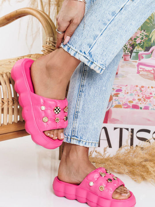 Fuchsia-Slides mit Charms und geprägter Sohle