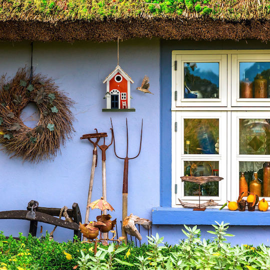 Dekoratives Vogelhaus im rustikalen Stil