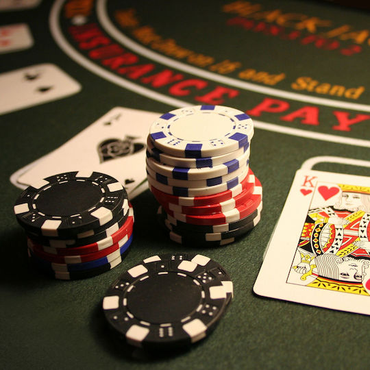 Set Poker Complex 300 Jetoane de la Relaxdays Include 2 Pachete Cărți 5 Zaruri Echipat cu Geantă de Aluminiu Măsurând 26.5 X 38 X 7 Cm