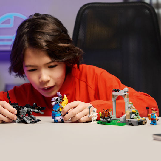 LEGO Fortnite Peely & Sparkplug Tabăra Pentru 7+ Ani 250 Bucăți