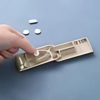 Dispozitiv De Tăiere Și Depozitare Pastile Flippy Plastic Bej 8 X 4 X 1.8 Cm