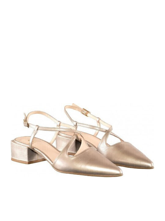 Pumps mit flachem Absatz Beige