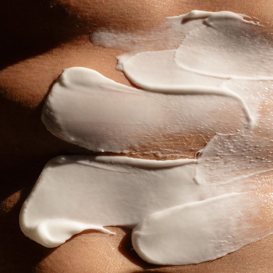 Salt & Stone Feuchtigkeitsspendende Körpercreme mit Niacinamid & Sheabutter für Trockene & Empfindliche Haut 450ml