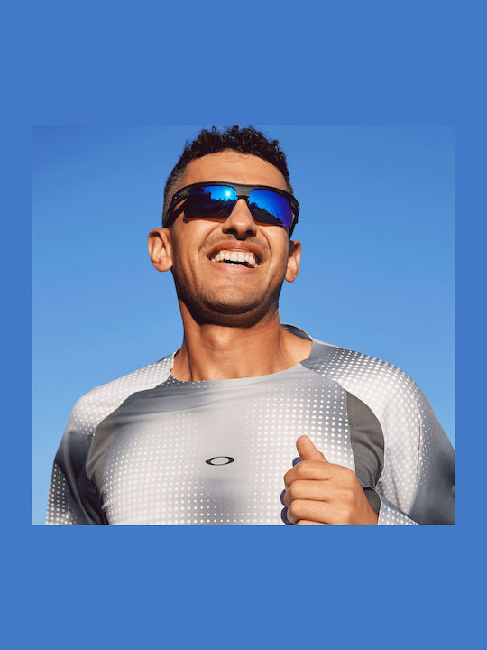 Oakley Prizm Sapphire Мъжки Слънчеви Очила с Черна Пластмасова Рамка и Сини Поляризирани Огледални Стъкла OO9400-05