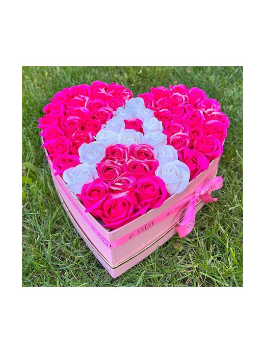 Aranjament Floral Personalizat Litere În Cutie Inimă Roz 49 Trandafiri Săpun Fucsia-Alb Cu Sclipici