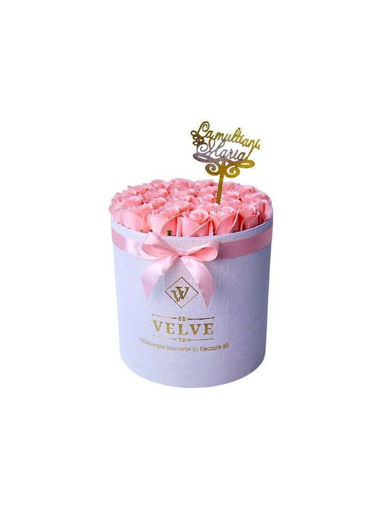 Aranjament Floral Radiance În Cutie Rotundă Albă 25 Trandafiri Săpun Topper „La Mulți Ani Maria!” Roz