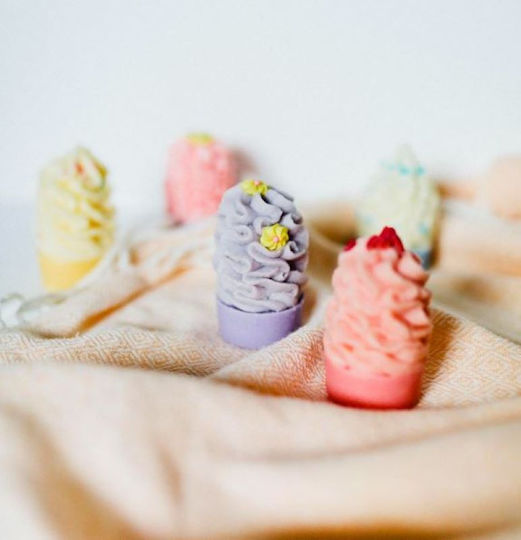 Isabelle Laurier Bombă de Baie Creamy Cupcake Rainbow Sprinkles