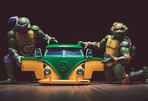 Jada Toys Teenage Mutant Ninja Turtles Batman 1962 VW Bus mit Leonardo VW Bus mit Leonardo Replik Fahrzeug Länge 7cm im Maßstab 1:24 2 Stück