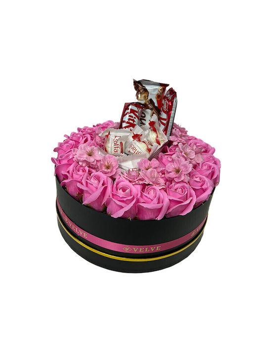Aranjament Floral În Cutie Rotundă 27 Trandafiri Săpun Flori Uscate Roz Parfumate 40g Praline Raffaello 43g Kinder Bueno 80g Baton Kitkat