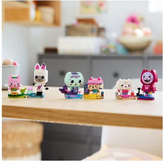 LEGO Gabby's Dollhouse Gabby's Brick-Built Cat Friends за 6+ години 324 броя