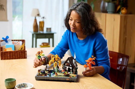 LEGO Icons Есенна Къща Градина за 18+ Години 1102 Бройки