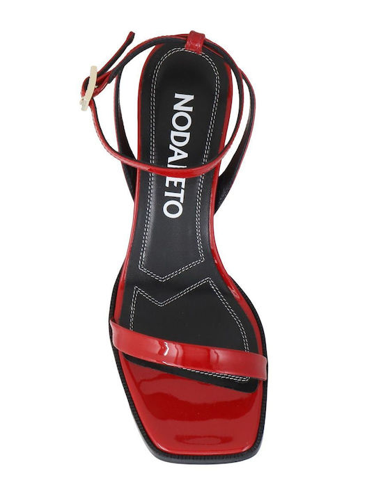Sandalen aus Lackleder Rot