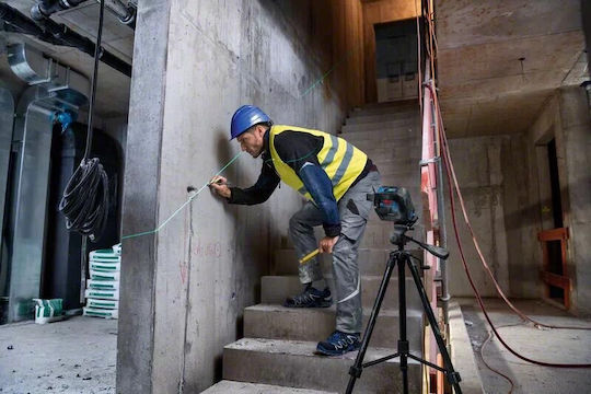 Bosch GCL 2-50 G Professional Self-leveling Linear Laser Level Green Beam 1.5V with Working Range 15m