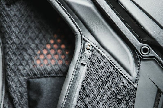 Icon Reitschutz Motorradfahrer Schwarz Farbe