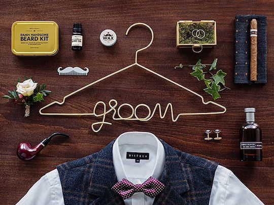 Μεταλλική Χρυσή Κρεμάστρα Groom