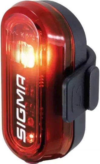 Задна светлина за велосипед Sigma Sport LED Curve, обхват до 400 м и живот на батерията до 29 часа, работи с батерии, водоустойчива IPX4, монтаж без инструменти, одобрена от StVZO, задна светлина за велосипед, задна светлина за велосипед
