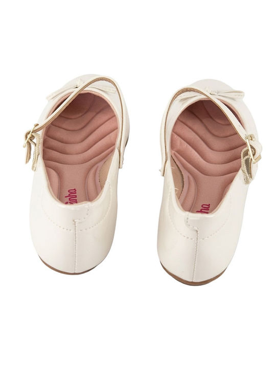 Kinder Pumps & Ballerinas Anatomisch mit verstellbarer Metallschließe Lackleder Beiges