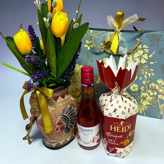 Elegant Golden Tulips Set Floral Arrangement In Vase Rosé Wine Heidi Pralines