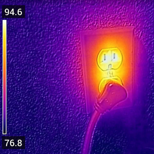 Flir Compact Handheld Thermal Camera mit Bildschirm 3.5" für Temperaturen von -20°C bis 300°C mit WiFi