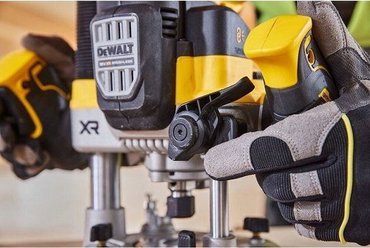 DEWALT Κάθετη Φρέζα Χωρίς Καρβουνάκια (Brushless) 2x
