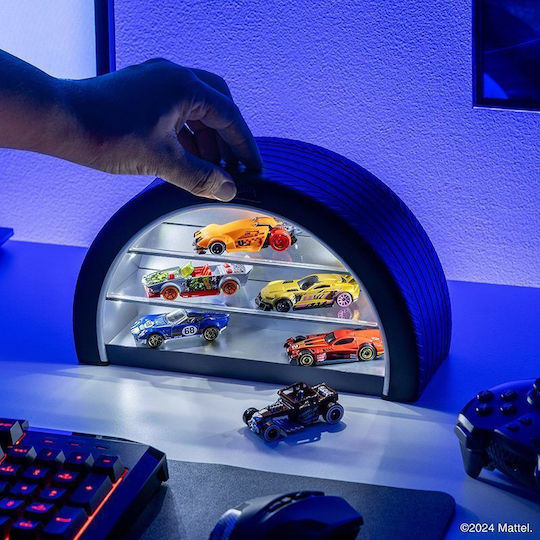 Paladone Display Case Количка Tyre Display Case Light на Paladone е идеалното решение за да покажеш колекцията си комбинирайки съхранение и осветление в впечатляващ дизайн вдъхновен от автомобилна гума С ширина около 26 см 10.2” тази LED осветена основа събира до 8 Hot Wheels превозни средства не са включени предлага впечатляващо изложение както на бюро така и на рафт Може да бъде поставена на стена или използвана свободно докато работи с USB или батерии