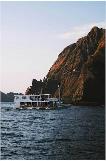 Πίνακας Boat On Sea Near Rocky Mountains Βάρκα Στη Θάλασσα Κοντά Στα Βραχώδη Όρη 115x170