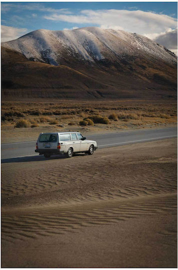 Πίνακας Lonely Car In Mountainous Desert Μοναχικό Αυτοκίνητο Στην Ορεινή Έρημο 50x80