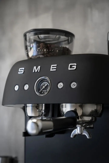 Smeg Automatische Espressomaschine 1650W Druck 20bar für Cappuccino mit Mahlwerk Schwarz EGF03BLMEU