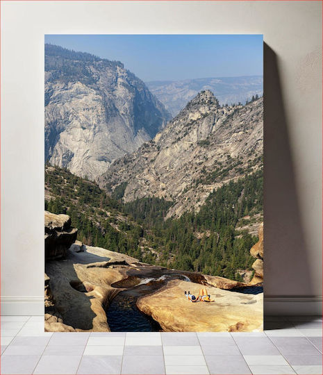 Couple Relaxing In A Mountain Landscape Ζευγάρι Που Χαλαρώνει Σε Ένα Ορεινό Τοπίο 1 σε Καμβά