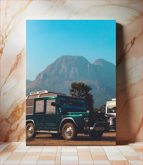 Vintage Car With Mountain Background Vintage Αυτοκίνητο Με Φόντο Το Βουνό σε Καμβά